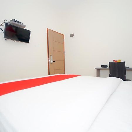 Oyo 251 The Maximus Inn Hotel Palembang Exterior photo