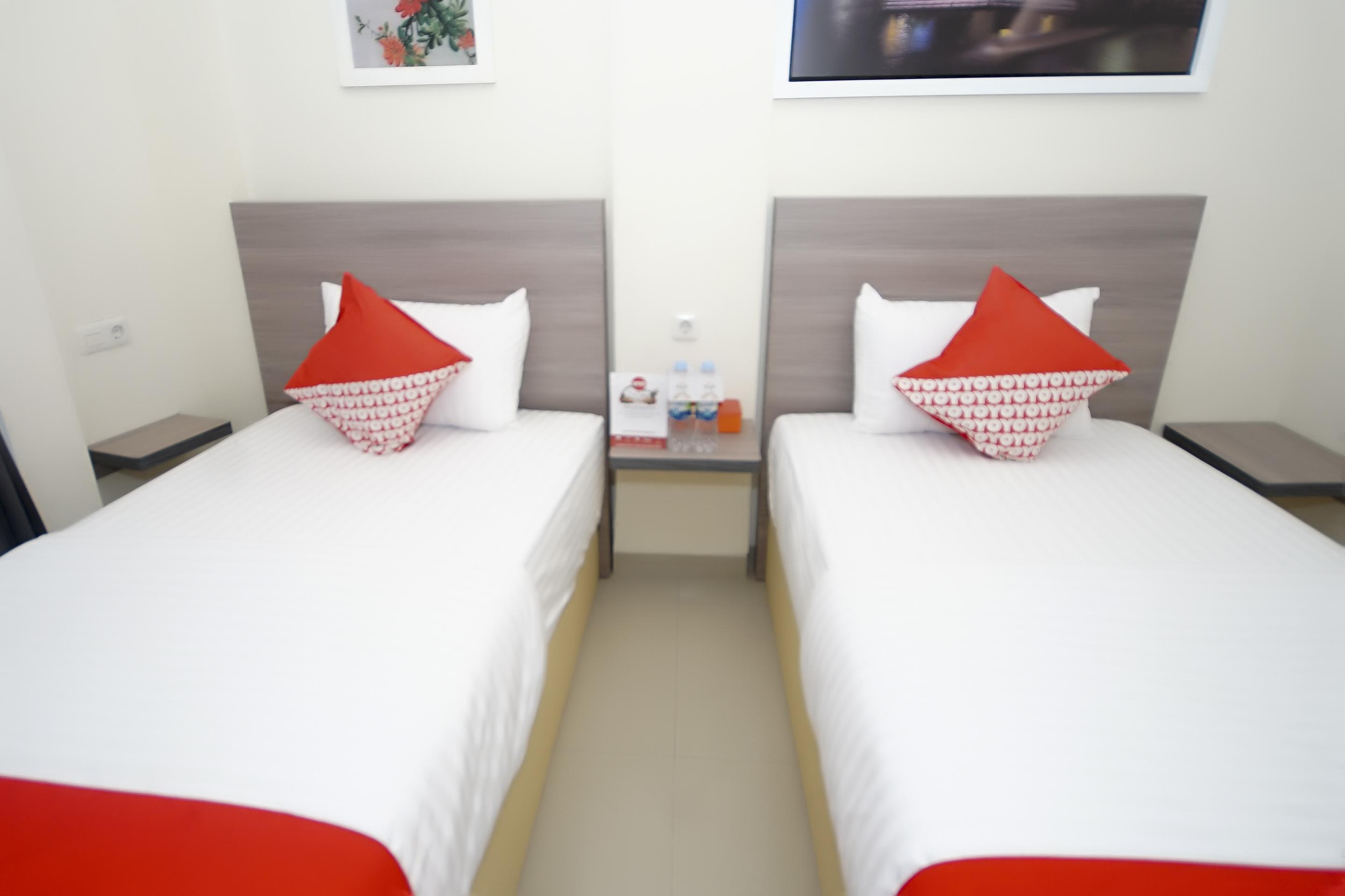 Oyo 251 The Maximus Inn Hotel Palembang Exterior photo
